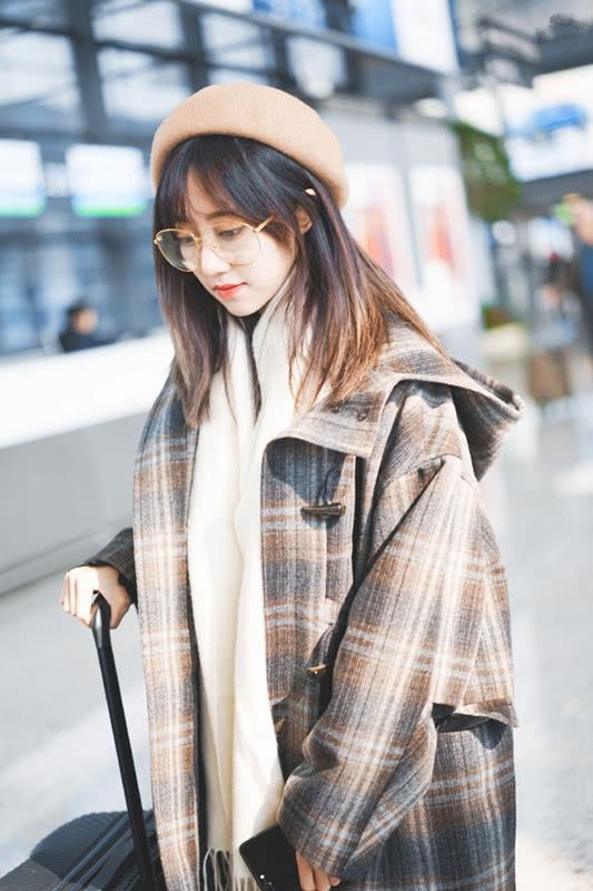 snh48成员冯薪朵现身,三件单品穿出文艺范,很适合小个子!