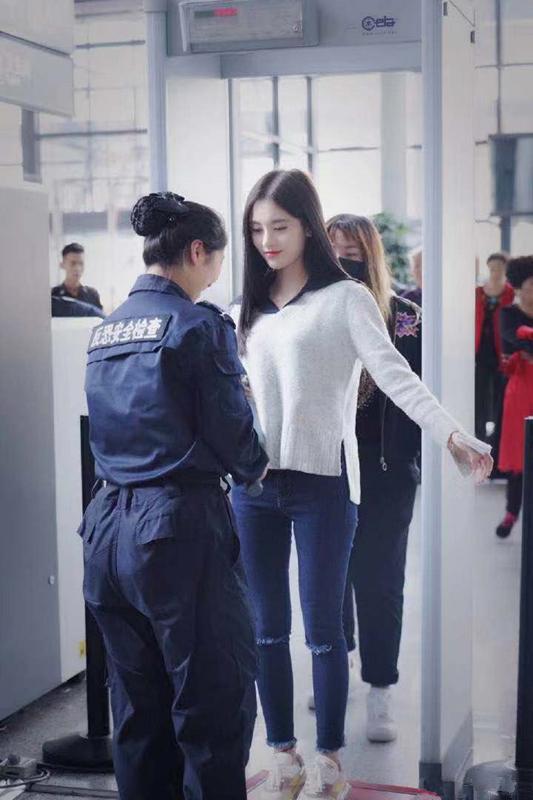 鞠婧祎身高太矮拍戏难?导演组想出一个妙招,不料风一吹尴尬十足视频
