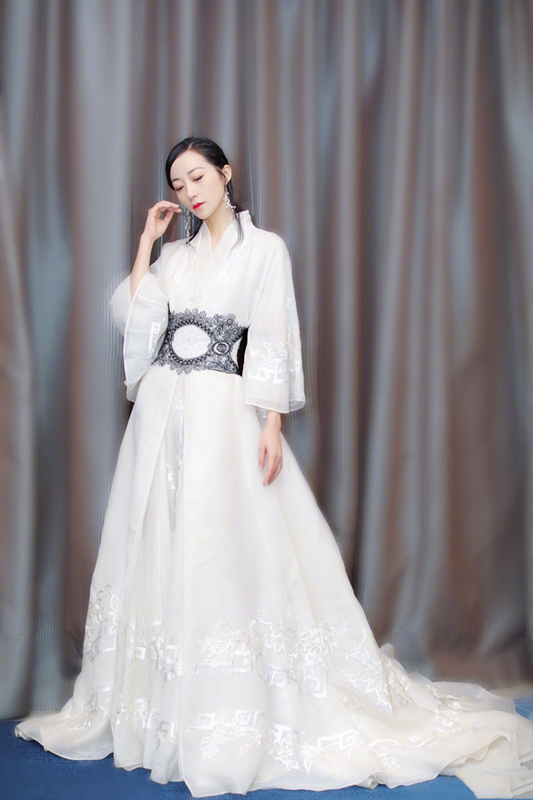 韩雪《铁血丹心》致敬金庸 谈演员信念打响新