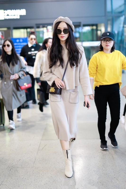 韩雪现身机场精神饱满,对镜头欢快比心,粉色也