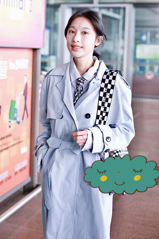 职业范的张俪也撩人，穿浅蓝色风衣配衬衫，职场上这样穿很出众！