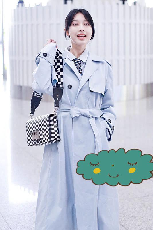 职业范的张俪也撩人，穿浅蓝色风衣配衬衫，职场上这样穿很出众！