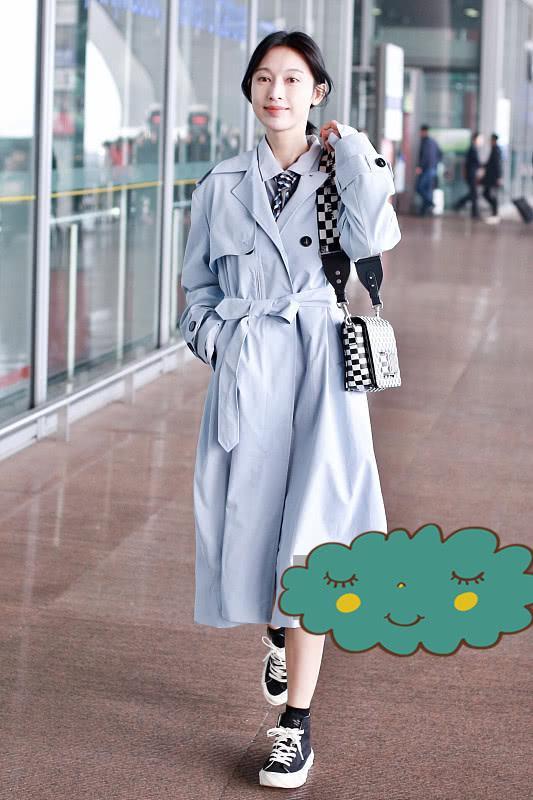 职业范的张俪也撩人，穿浅蓝色风衣配衬衫，职场上这样穿很出众！