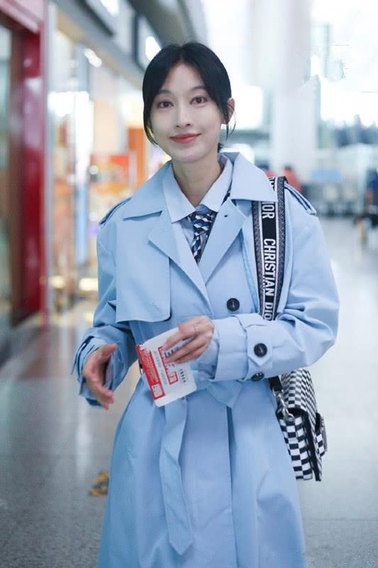 职业范的张俪也撩人，穿浅蓝色风衣配衬衫，职场上这样穿很出众！