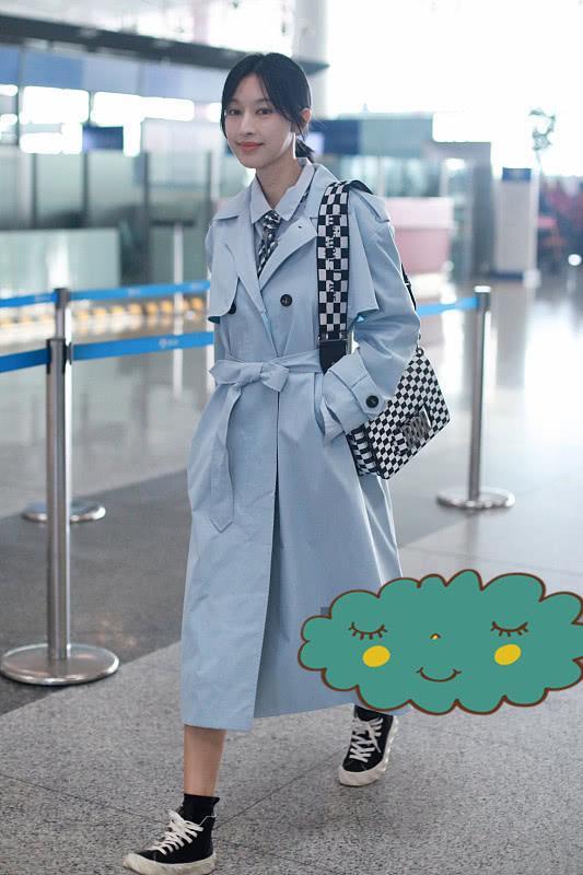 职业范的张俪也撩人，穿浅蓝色风衣配衬衫，职场上这样穿很出众！