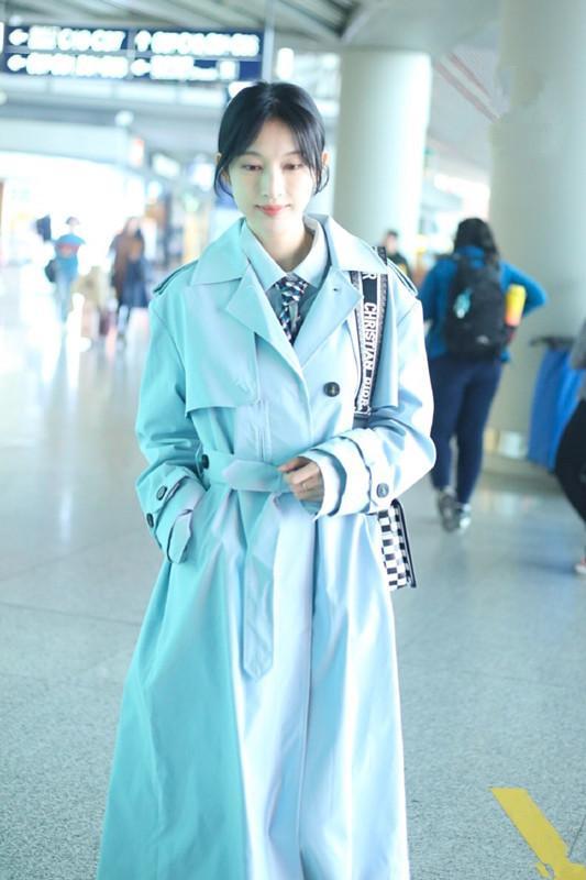 职业范的张俪也撩人，穿浅蓝色风衣配衬衫，职场上这样穿很出众！
