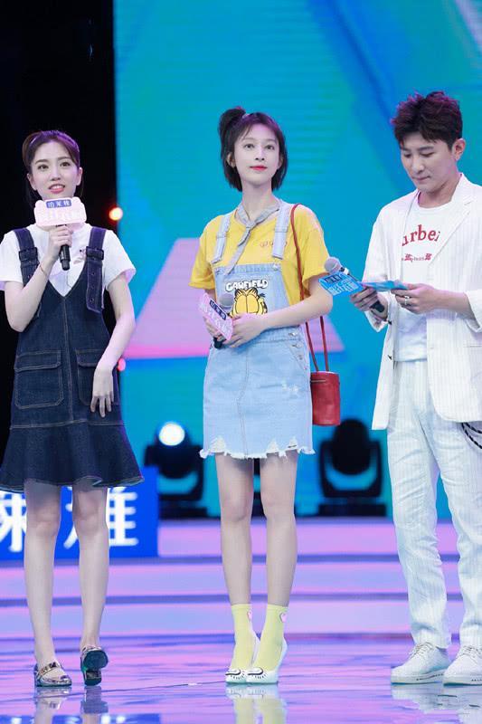 职业范的张俪也撩人，穿浅蓝色风衣配衬衫，职场上这样穿很出众！