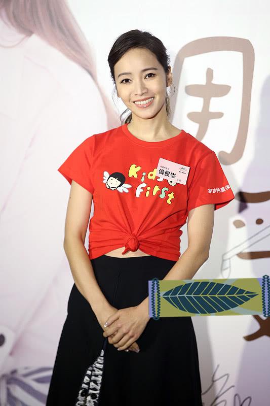 41岁的侯佩岑看不出老,穿红色短袖配公主裙,美得很年轻! 41岁的侯佩岑看不出老,穿红色短袖配公主裙,美得很年轻!