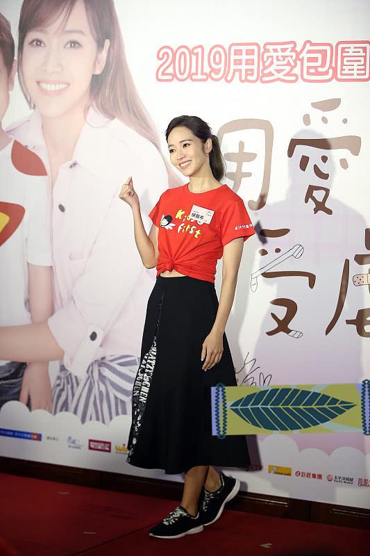 41岁的侯佩岑看不出老,穿红色短袖配公主裙,美得很年轻! 41岁的侯佩岑看不出老,穿红色短袖配公主裙,美得很年轻!