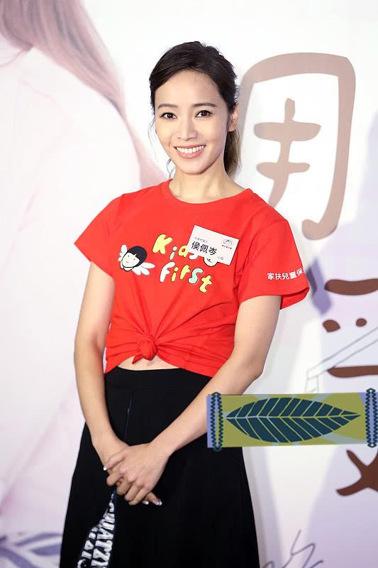 41岁的侯佩岑看不出老,穿红色短袖配公主裙,美得很年轻! 41岁的侯佩岑看不出老,穿红色短袖配公主裙,美得很年轻!