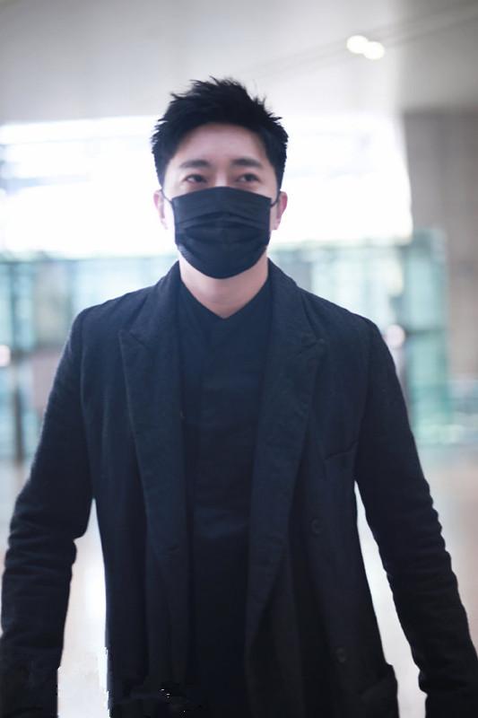 “苏明成”郭京飞头发剪短了，剪成小碎发可帅了，清爽不油腻！