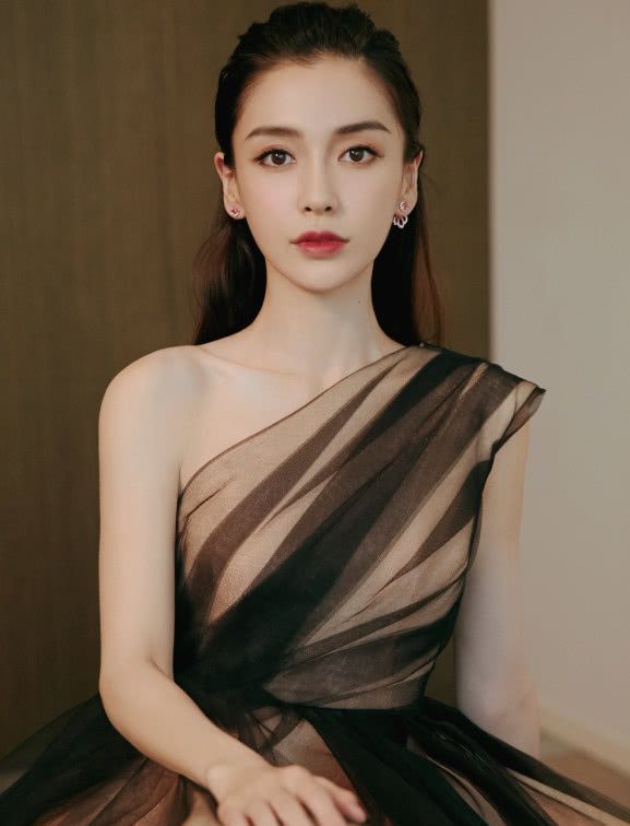 还是杨颖厉害,现身红毯的她只用两种颜色,就秀出了高级时尚感!