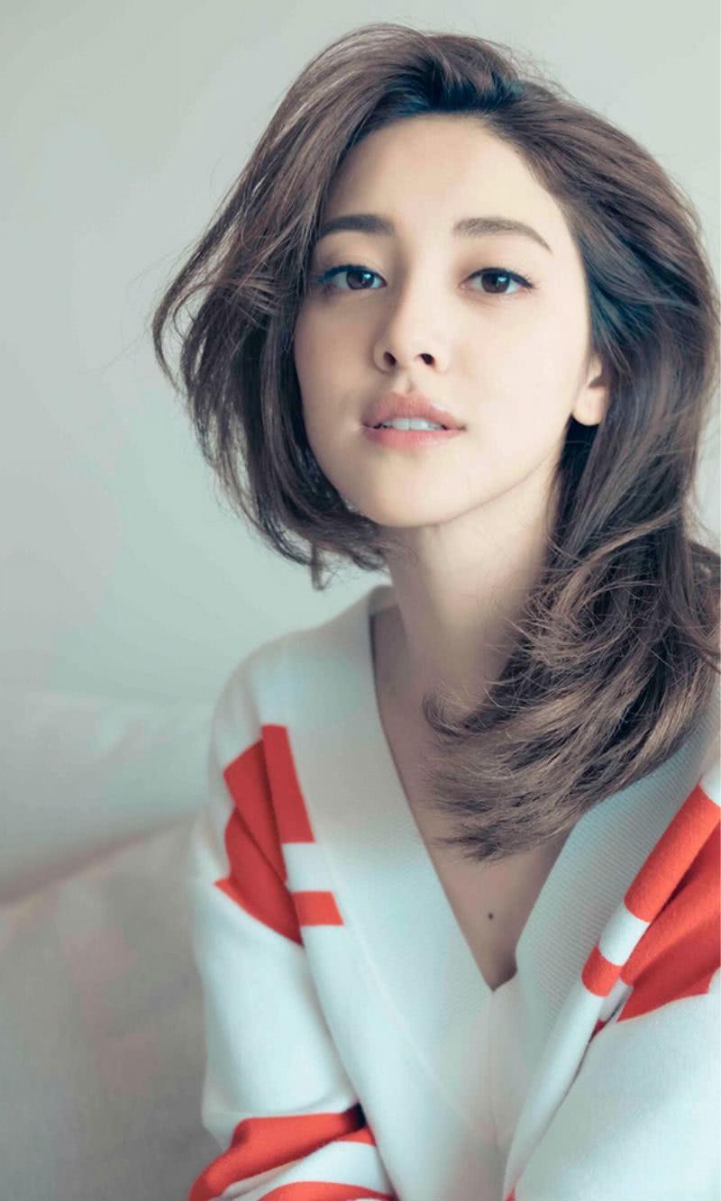 49岁郑嘉颖和27岁陈凯琳结婚后, 一个是真笑, 一个是幸福地笑