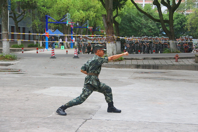 西华师大历史文化学院军训教官进行军体拳表演