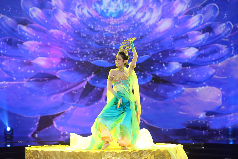 新疆女哈尼克孜《国风美少年》一舞成名，艳压娜扎热巴佟丽娅?|哈尼克|国风美少年|热巴