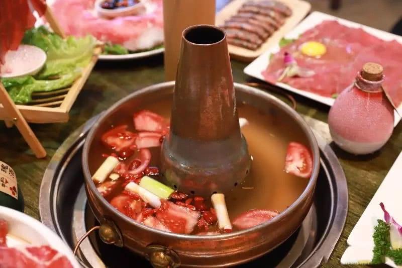 铜锅涮羊肉? NO! 铜锅涮牛肉才是王道! 还能边涮边看电影!