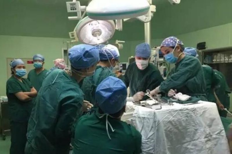 女子怀孕5个月去引产,当看到"胎儿"时,大家都沉默了!