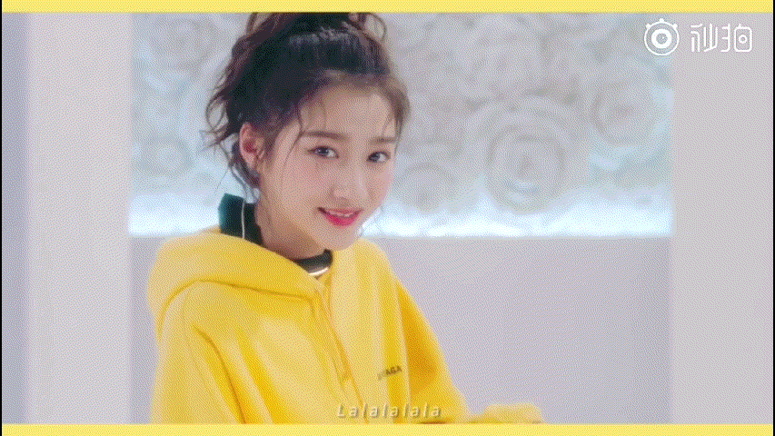 关晓彤拍新mv给自己正名, 爆炸头发型老了十岁腮红涂的像猴屁股