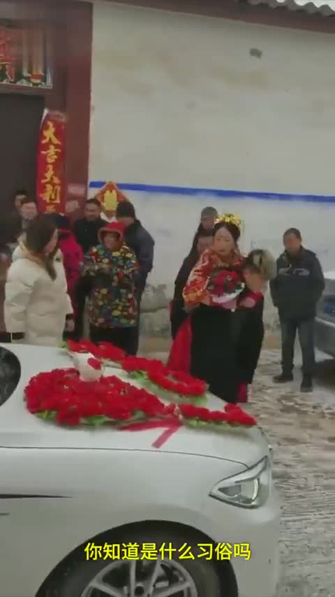 看着都冷！下雪天新娘坐敞篷车裹大红棉被出嫁 表情亮了