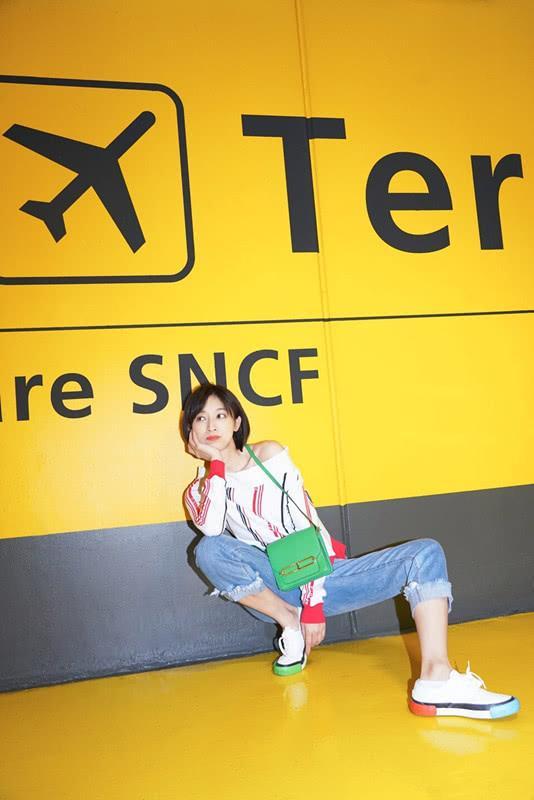 职业范的张俪也撩人，穿浅蓝色风衣配衬衫，职场上这样穿很出众！