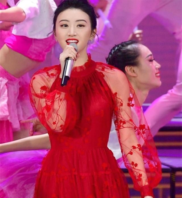 张继科女友景甜,再次登录春晚,一袭红衣美翻了