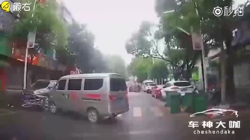 面包车掉头没看路况，一逆行电动车直接撞了上去