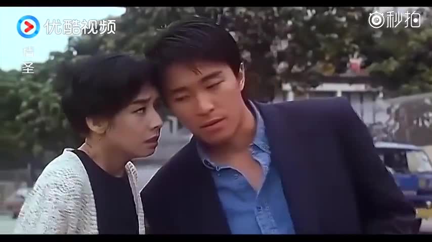 周星驰经典电影场面:情圣要教女骗子几招,结果被撞了