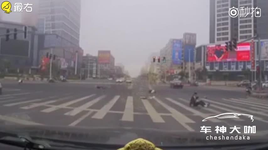 三辆电动车组队闯红灯，防不胜防啊！