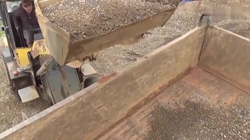 破旧的轮式推土机装载卡车一卡一卡的不好操作