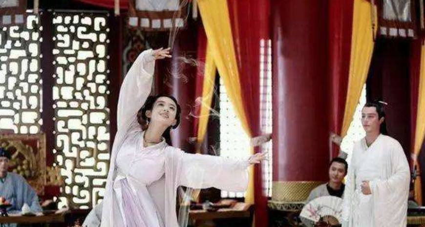 古装剧里跳舞的女明星们,迪丽热巴最美,关晓彤太辣眼睛了