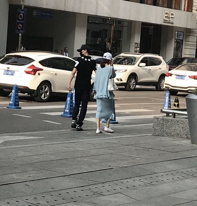 冯绍峰赵丽颖购物被拍,从背影到侧脸到这次正