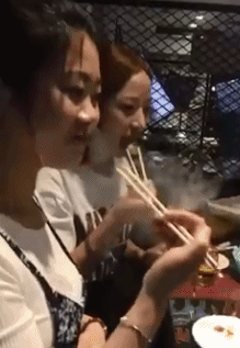 搞笑gif:大爷我读书少你可别骗我鸟是这么遛的嘛?我又