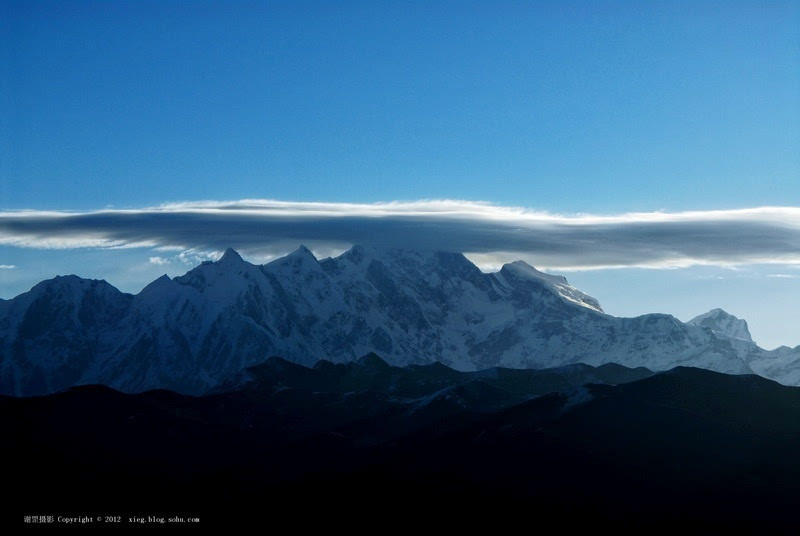 南迦巴瓦峰是冷暖气流交汇处，常有对流云奇观出现，俗称“大盖帽”。拍摄点：色季拉山某军事禁区。