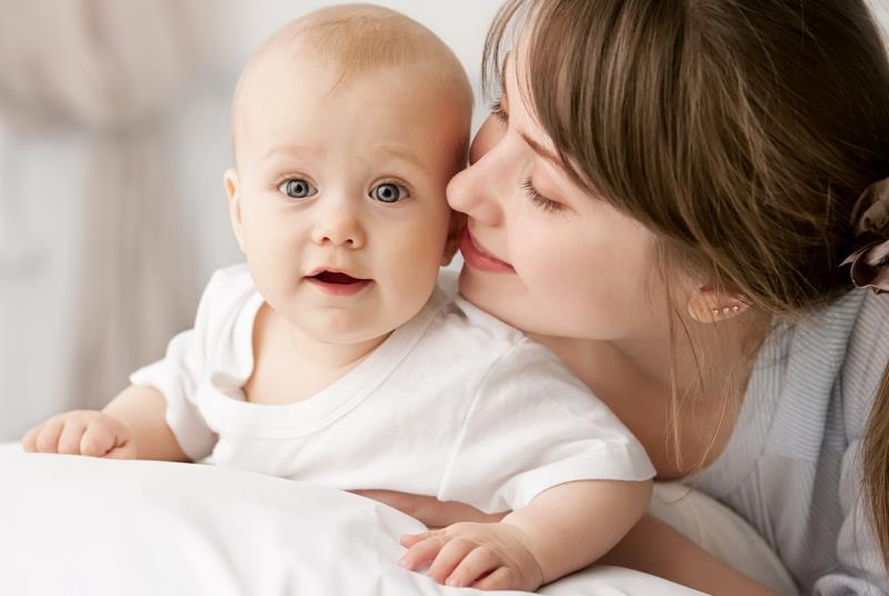 婆婆总喜欢把睡着的孩子叫醒，说白天睡多了晚上不睡觉，怎么办？