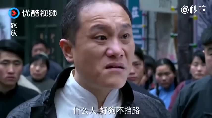 地痞流氓仗着有后台,在街上收保护费,结果被路过的军队全部射杀