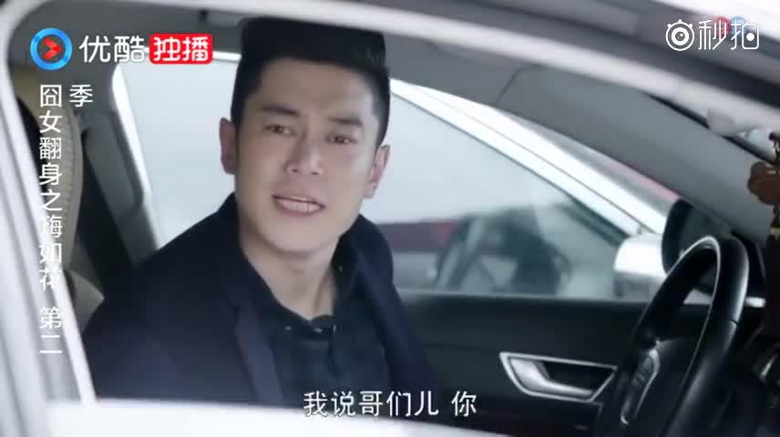 小伙跟人抢车位，不料车门被完全堵住，这下总算知道跑车的好处了