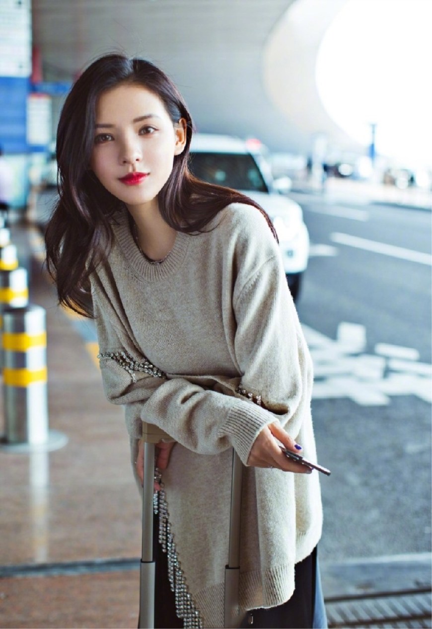 张予曦启程伦敦时装周,造型轻便有时尚感,完美演绎行走的衣架
