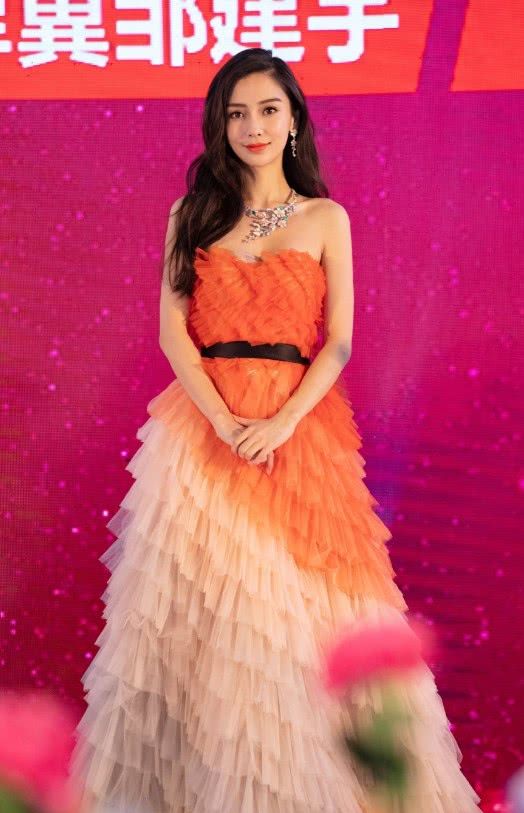 杨颖穿毛衣配纱裙很美,但她转过身却让人很无语,这腰围认真的?
