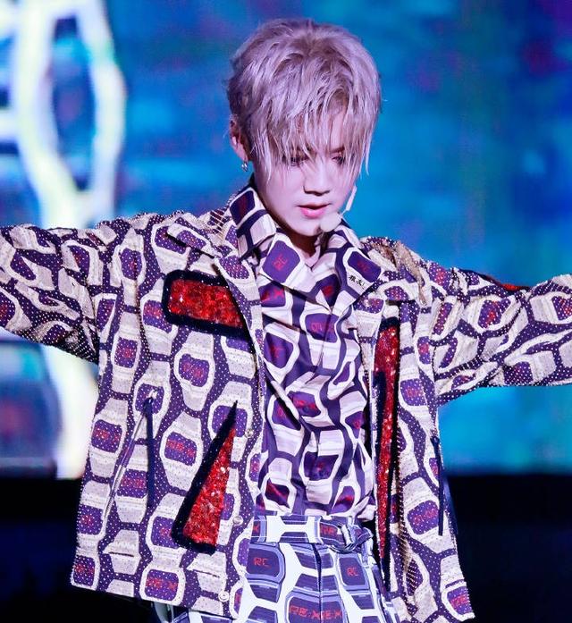 活久见,两代男神谢霆锋与鹿晗同框,两个人PK究