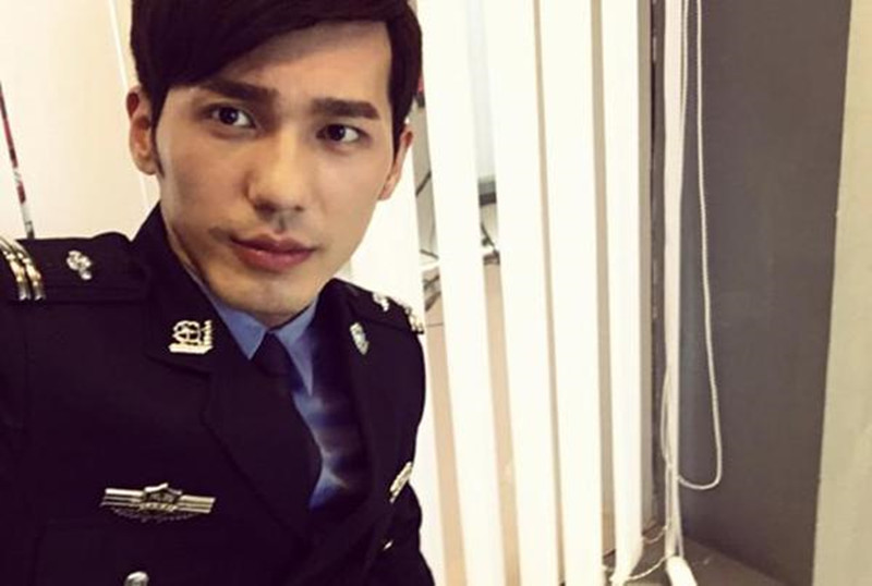 白宇微博送800W福利,粉丝却在点玫瑰花的葬