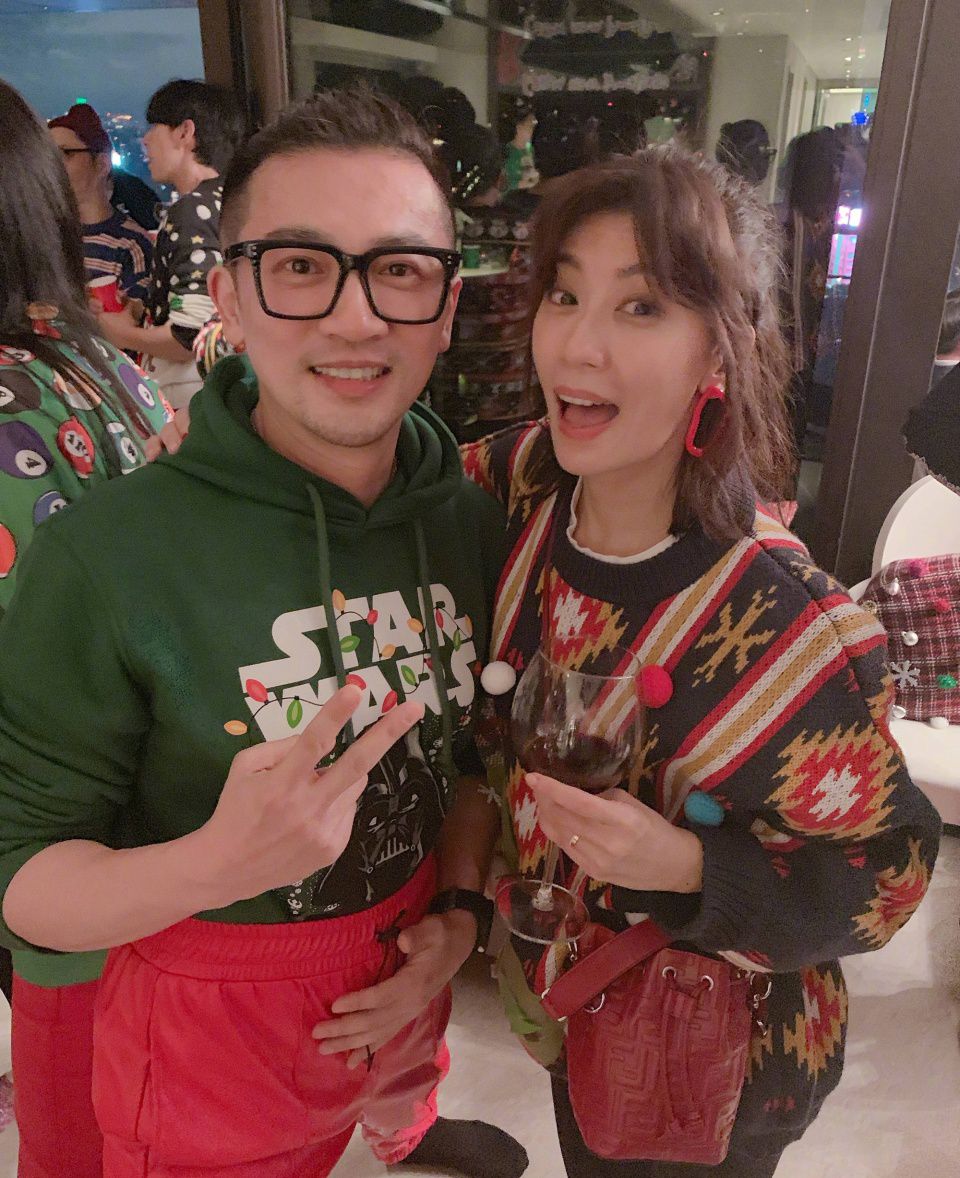王力宏夫妇举办最丑毛衣趴,向佐一家出镜,贾静