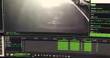 公交车行驶过程中遇见突然转弯的电动车并发生碰撞，公交车冲到路边便道上，电...