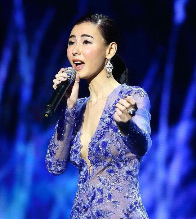 2020跨年演唱会张柏芝,张柏芝演唱会2020 张柏芝薄纱连衣裙出席活动,好身材一览无余,网友:百看