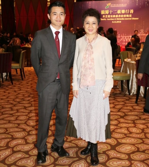 四太梁安琪带大儿子何猷亨亮相拍卖会,豪掷160万投得2斤白松露