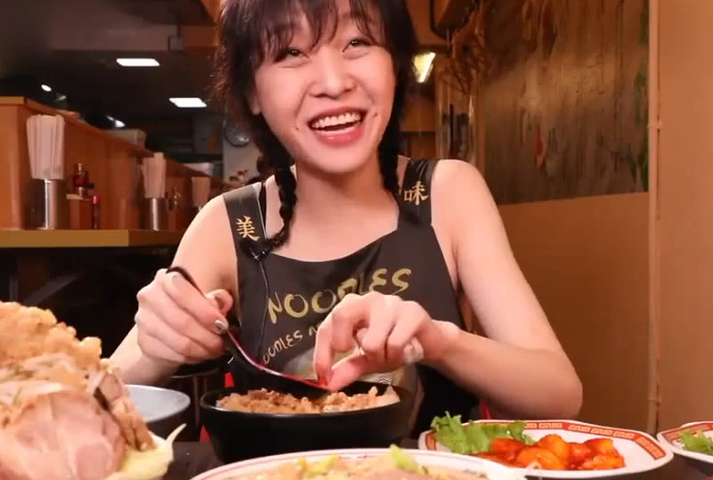 实拍大胃王mini一人吃8个人饭,网友:看着她吃我直流口水!