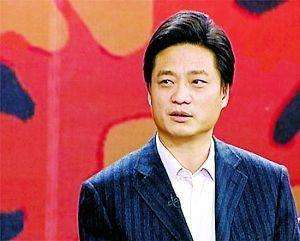 崔永元一年的收入, 折合成人民币是多少? 来听