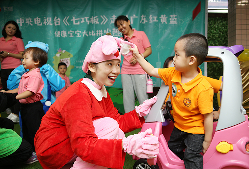 央视《七巧板》走进红黄蓝幼儿园，看经典少儿节目如何圈粉