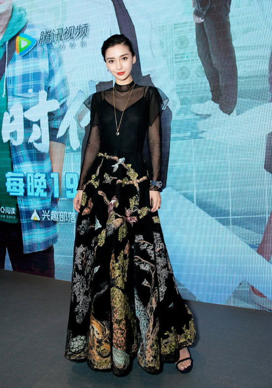 杨颖的指甲油太劣质,无名指上的指甲油被蹭掉