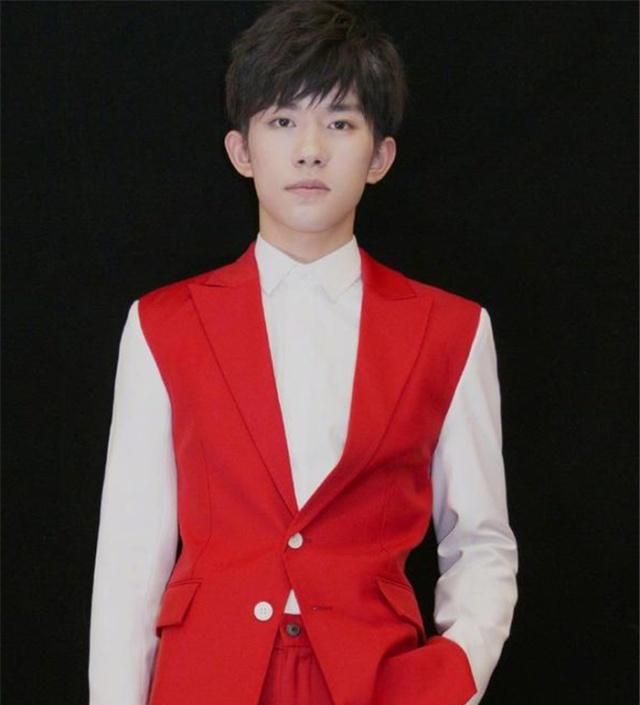 张继科女友景甜,再次登录春晚,一袭红衣美翻了