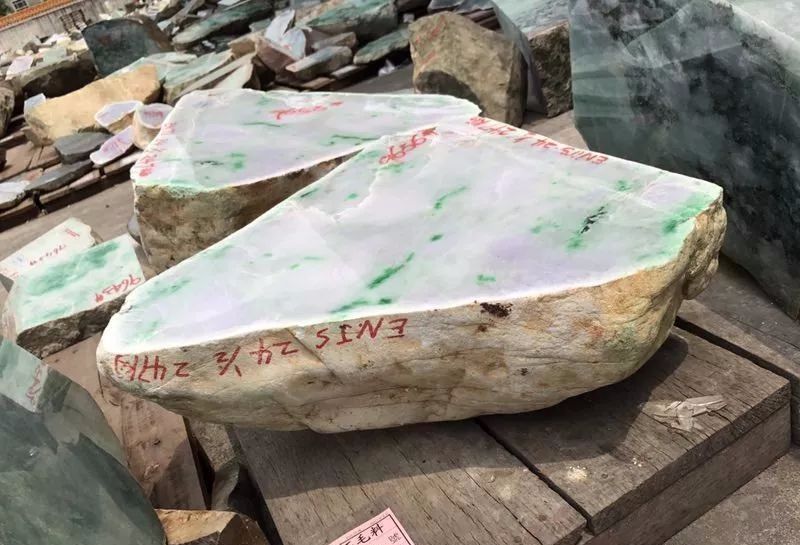 平洲翡翠公盘——传说中赌石一刀富一刀穷的地方